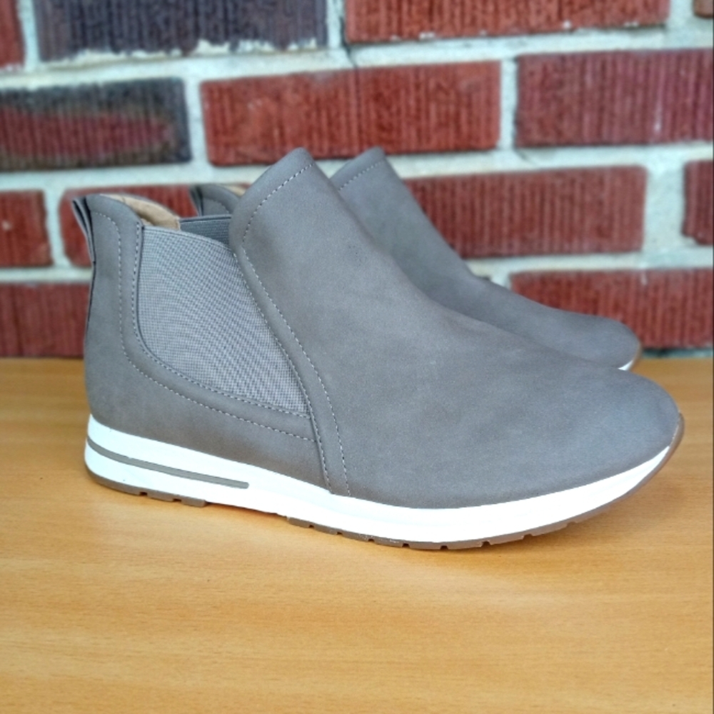 NWT Me Too. 'Elana' Vegan Leather Pull On Hiker Style Booties in Taupe Sz. 11